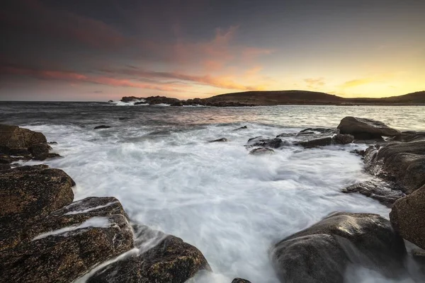 Impresionante puesta de sol sobre el océano lleno de grandes rocas en St Agnes, Isles Of Scilly, Cornwall, Reino Unido — Foto de Stock