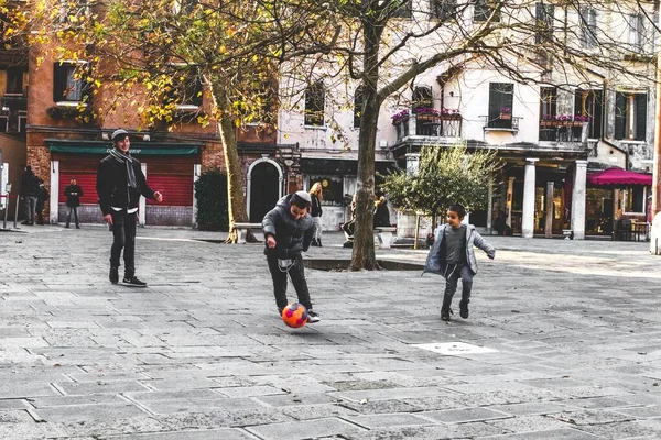 Crianças jogando futebol no gueto ébrico de Veneza — Fotografia de Stock