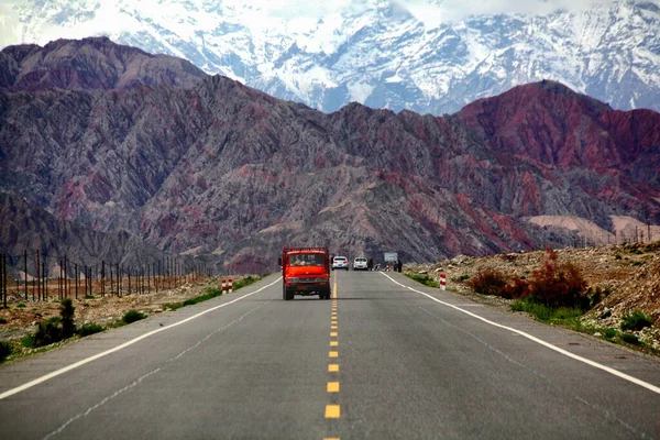 A truck drives along the Karakouram highway — Stock Photo, Image