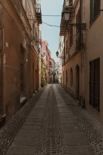 Vertical shot of an empty alleyway in the middle of buildings — Φωτογραφία Αρχείου