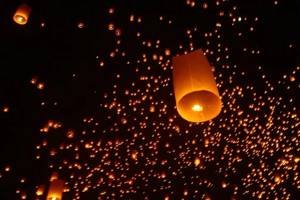 Gyönyörű éjszakai felvétel repülő papír lámpások alatt Yi Peng fesztivál Thaiföldön — Stock Fotó
