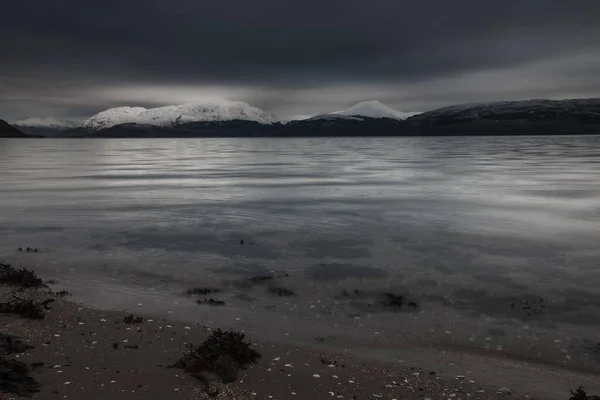 Vacker vidsträckt bild av glaciärer vid vattenförekomst under en grå himmel — Stockfoto