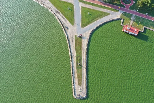 Scatto aereo di un sentiero sull'acqua vicino a un parco durante il giorno — Foto Stock