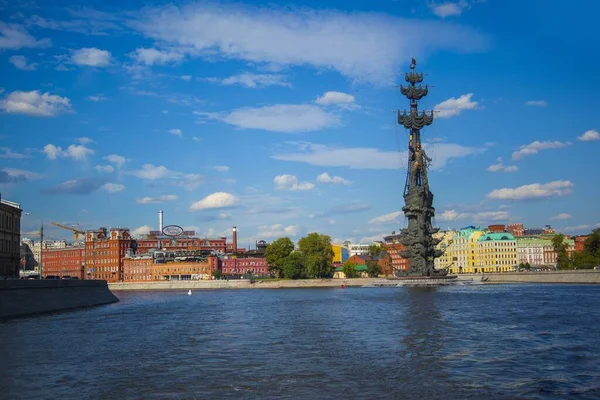 Divers bâtiments multicolores près de Pierre la Grande Statue sur le corps d'une rivière à Moscou — Photo