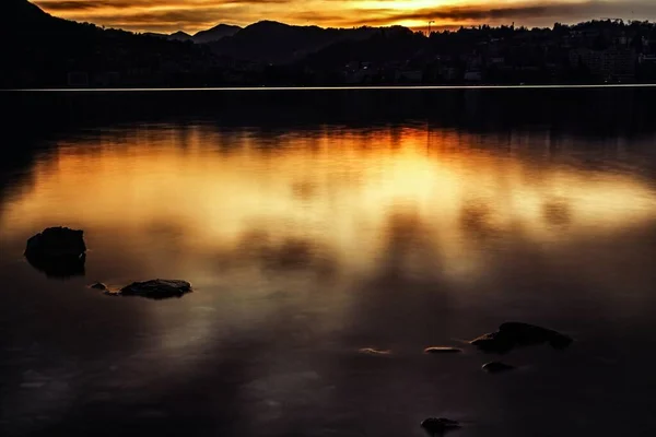 Een Prachtige Horizontale Silhouet Opname Van Adembenemende Zee Met Reflectie — Stockfoto