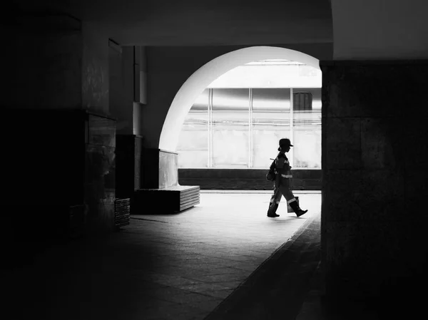 Camminata dei pompieri nel corridoio in bianco e nero — Foto Stock