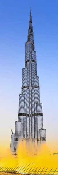Ultra vertical tiro do Burj Khalifa com um céu azul no fundo em Dubai — Fotografia de Stock