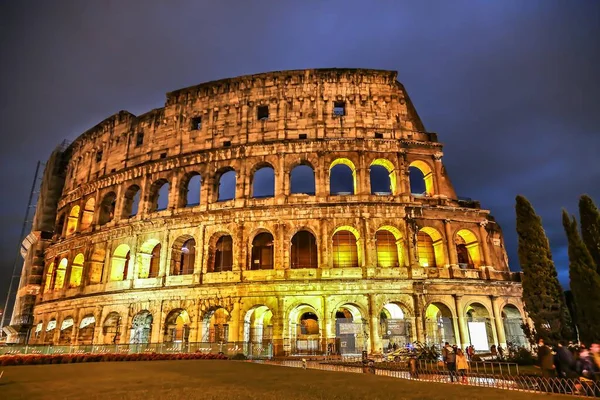 Plan à angle bas du Colisée avec des lumières dans le centre de Rome, Italie la nuit — Photo