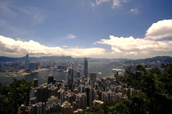 Luftaufnahme der Hongkong-Gebäude in Wassernähe unter blauem Himmel — Stockfoto