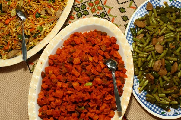 Duże ujęcie kąta stołu z gotowanymi warzywami, mięsem i makaronem — Zdjęcie stockowe