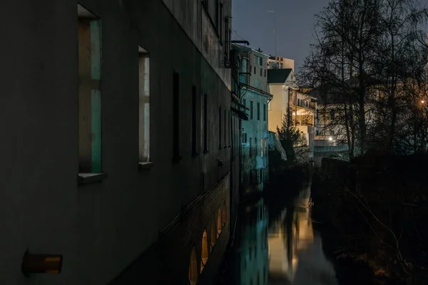 Horizontal shot of apartment buildings near the lake at night in Vigevano, Italy — Stock Photo, Image