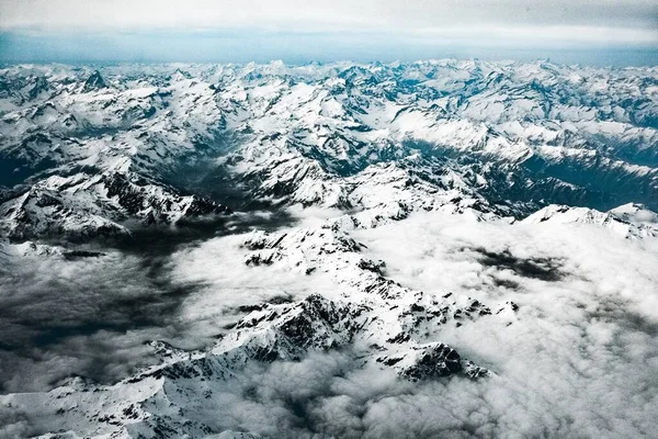 Горизонтальный Вид Воздуха Захватывающие Дух Горные Альпы Красивыми Облаками — стоковое фото