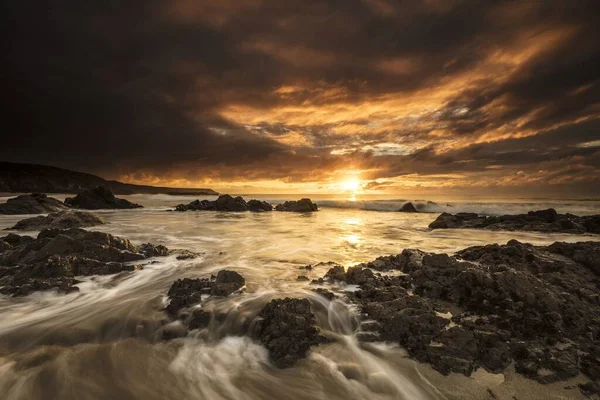 Breathtaking sunset over the ocean in Lizard Peninsular, Cornwall, UK — Stock Photo, Image