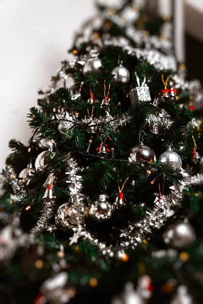 Gros plan d'un arbre de Noël décoré avec des lumières à cordes et de beaux ornements — Photo