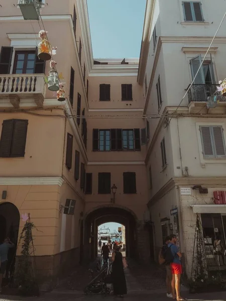 Colpo verticale di persone vicino agli edifici durante il giorno — Foto Stock