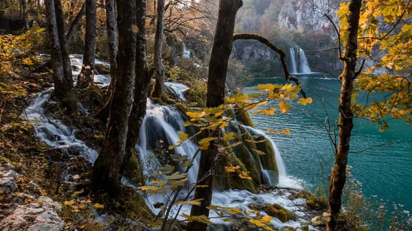 Scenic Shot Beautiful Waterfall Flowing Lake Plitvice Lakes National Park — Stock Photo, Image