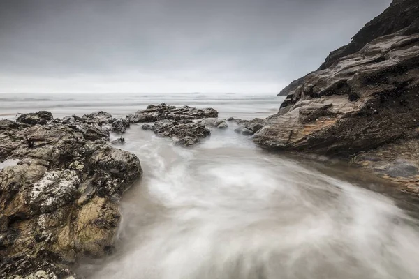 Cenário sombrio de uma costa montanhosa de um oceano na Costa Atlântica, Cornualha, Reino Unido — Fotografia de Stock