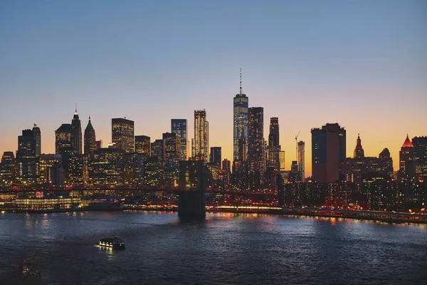 Imagen horizontal del paisaje urbano de Nueva York, con el puente de Brooklyn sobre el río Este en el plano —  Fotos de Stock