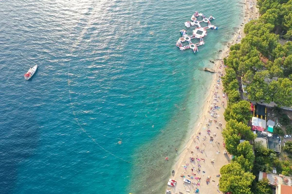 Letecký Snímek Lidí Kteří Užívají Pláž Dne Makarské Chorvatsko — Stock fotografie