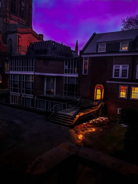 Colpo verticale di case vicino all'altro con un cielo viola sullo sfondo — Foto Stock