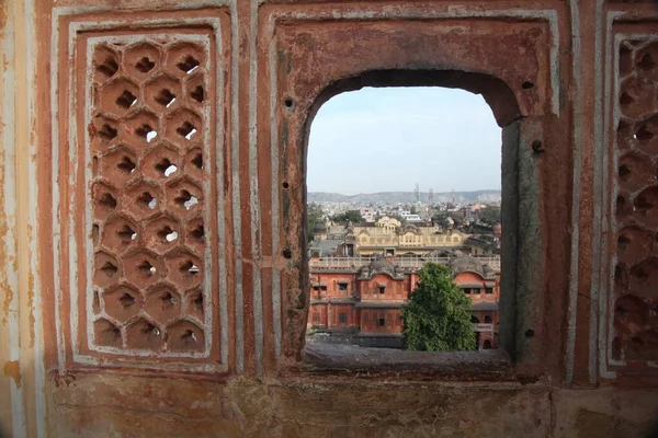 Οριζόντια βολή καμάρας και πολλά πολύχρωμα κτίρια στην Ινδία κάτω από τον καταγάλανο ουρανό — Φωτογραφία Αρχείου