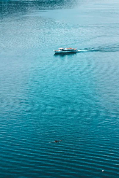 Vertikale Aufnahme eines Schiffes auf dem schönen Meer bei Tag - perfekt für einen kühlen Hintergrund — Stockfoto