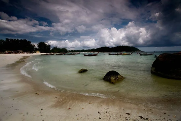 Широкий Снимок Красивого Пляжа Липе Koh Lipe Таиланде Сумасшедшим Облачным — стоковое фото