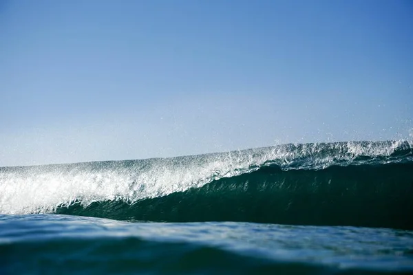 Plan Horizontal Grosses Vagues Sur Plan Eau Rugueux Pendant Journée — Photo