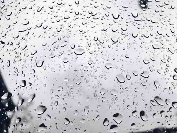 Horizontale Nahaufnahme eines Glases mit Wassertropfen - perfekt für einen kühlen Hintergrund — Stockfoto