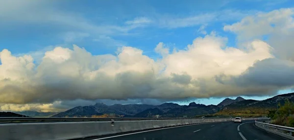 Широкий снимок шоссе в Андалусии, Испания с густыми белыми облаками в небе — стоковое фото