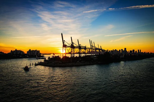 Hermosa toma de un atardecer cubriendo la ciudad con oscuridad y misterio —  Fotos de Stock