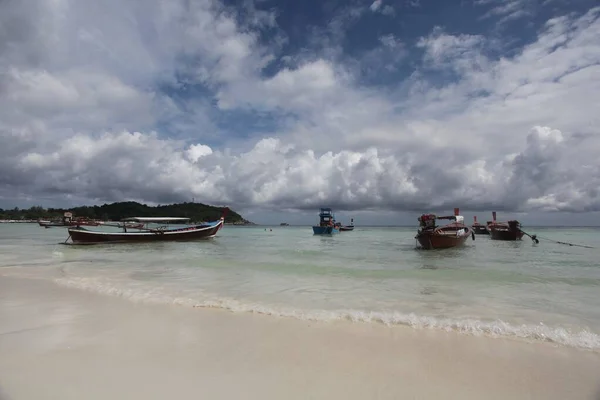 Horisontell bild av fiskebåtar parkerade nära den fridfulla stranden Koh Lipe, Thailand — Stockfoto