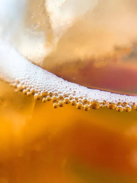 Vertical closeup shot of beer in a glass - perfect for a cool background — Stock Photo, Image