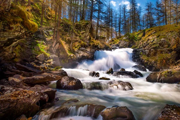 Dech Beroucí Záběr Idylického Vodopádu Protékajícího Mechem Porostlými Skalami Poklidném — Stock fotografie