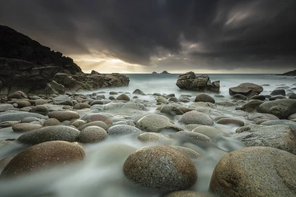 Paisagem escura da costa oceânica cheia de rochas em Nr. pt Lands End, Cornwall, Reino Unido — Fotografia de Stock
