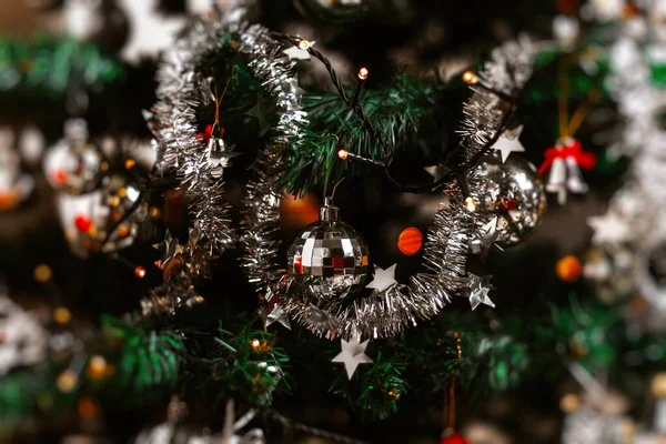 Κοντινό πλάνο ενός διακοσμημένου χριστουγεννιάτικου δέντρου με φώτα εγχόρδων και όμορφα στολίδια — Φωτογραφία Αρχείου