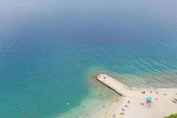 Hochwinkelaufnahme vom Strand mit einem Pfad auf dem Wasser in Makarska, Kroatien — Stockfoto