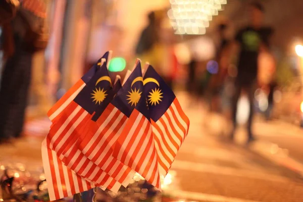 お互いの隣に小さなマレーシアの旗の選択的焦点を当てたショット.マレーシアを描くのに最適 — ストック写真