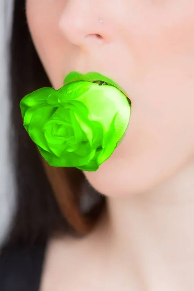 Primo Piano Una Femmina Con Rossetto Verde Che Morde Una — Foto Stock