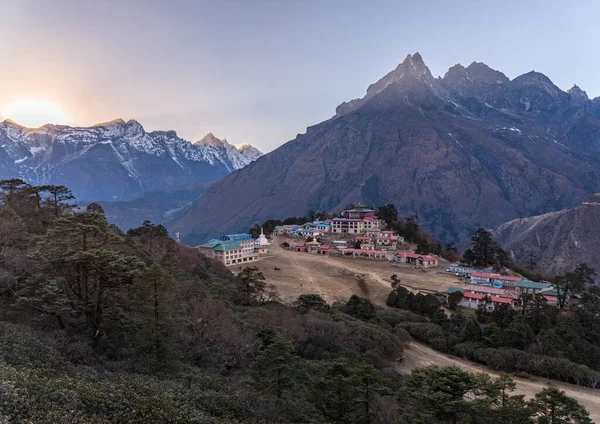 Puesta de sol de la aldea himalaya con templo budista —  Fotos de Stock