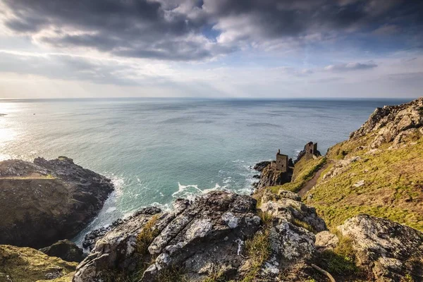 Paisagem brilhante de um oceano com uma montanha na costa em Mining Ruins, Botallack, Cornwall, Reino Unido — Fotografia de Stock