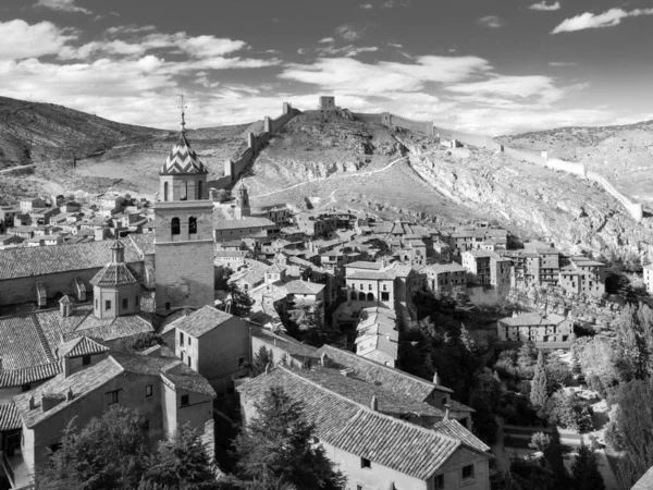 Vacker fågel-öga bild av Albarracin stadens fästning vägg och byggnaderna i Spanien — Stockfoto