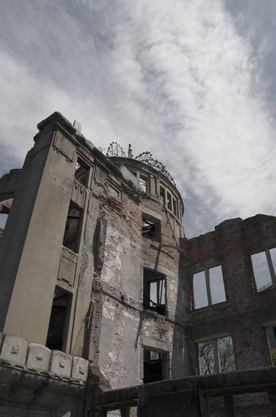 Fotografía vertical de un antiguo edificio demolido con un cielo nublado en el fondo — Foto de Stock