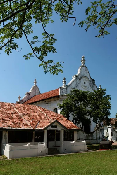 Verticale opname van een prachtige oude kerk met een rood dak in Galle, Sri Lanka — Stockfoto