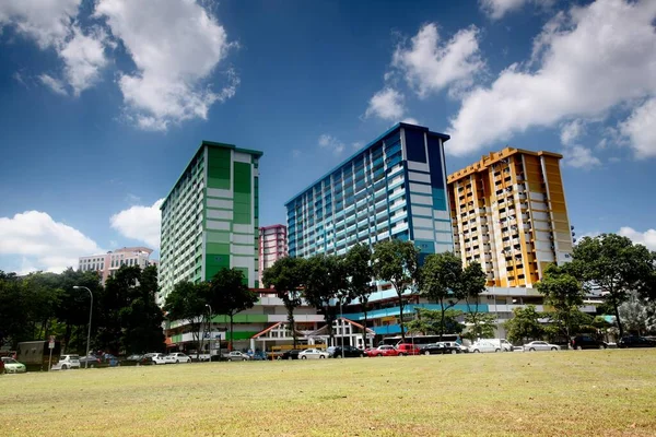 Poziome ujęcie zielonych, niebieskich i żółtych budynków mieszkalnych w Singapurze — Zdjęcie stockowe