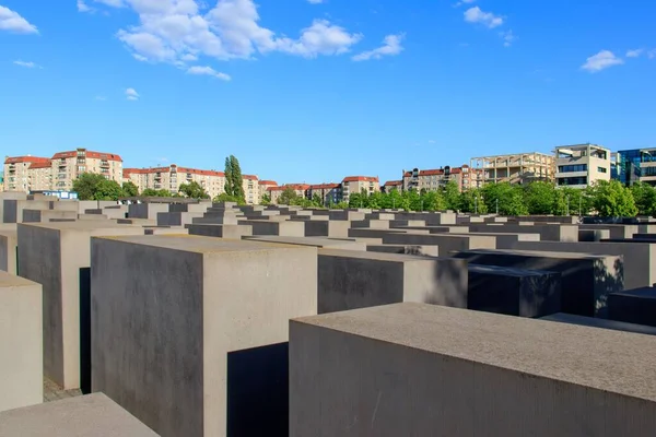 Fotografía horizontal del memorial del Holocausto en Berlín, Alemania, en un claro día soleado —  Fotos de Stock