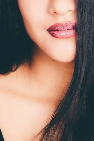 Primer plano de una mujer que usa lápiz labial rojo - ideal para un artículo sobre cosméticos — Foto de Stock