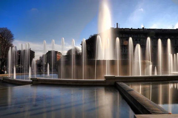 Horizontal shot of beautiful fountains in front of an apartment building in Milan, Italy — 스톡 사진