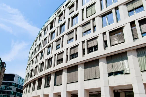 Aufnahme eines runden, weißen Gebäudes mit vielen Fenstern unter klarem Himmel — Stockfoto