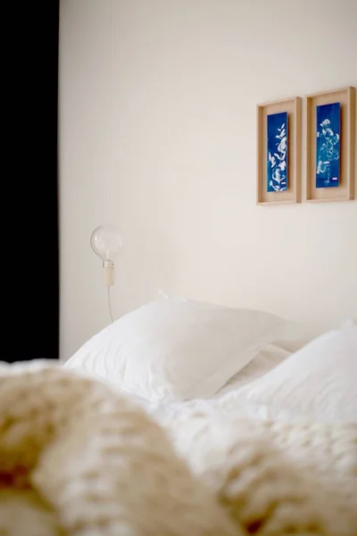 Acogedor dormitorio blanco, estilo escandinavo —  Fotos de Stock